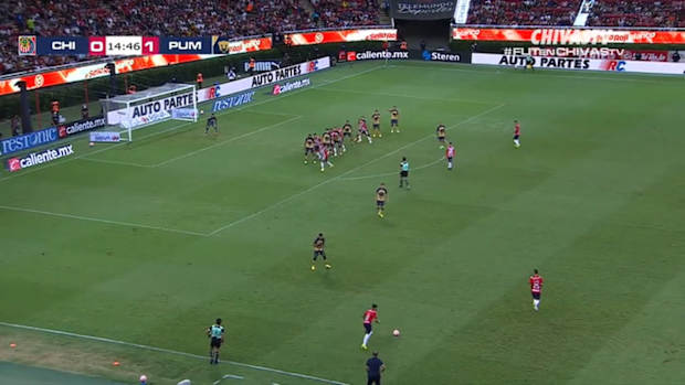 Orozco scores his first goal at Chivas against Dani Alves' Pumas